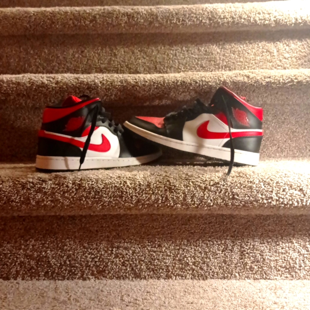 Jordan 1 mid bred toe
